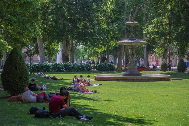 Zagreb: Centar grada tijekom blagdana, građani uživaju u hladu Zrinjevca