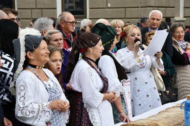 FOTO Slavonski Brod oborio rekord: Na Pogačafestu ispekli pogaču dugačku 20 metara!