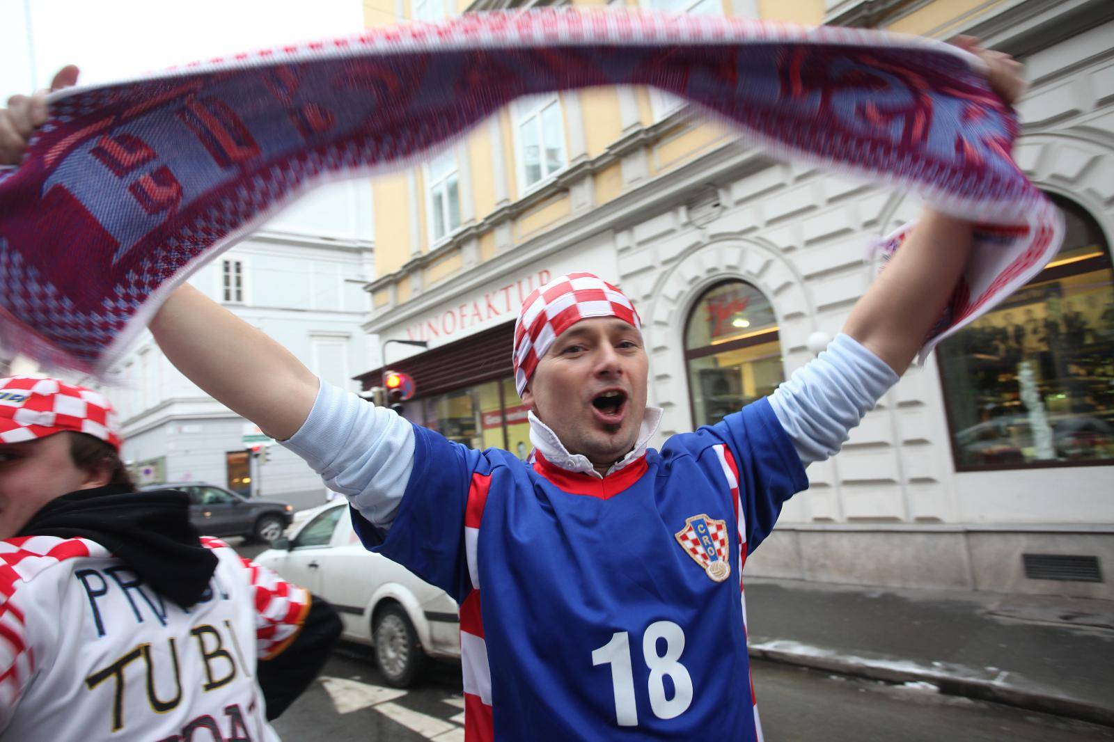 Pivo i slikanje: Crnogorci i Hrvati se družili prije susreta