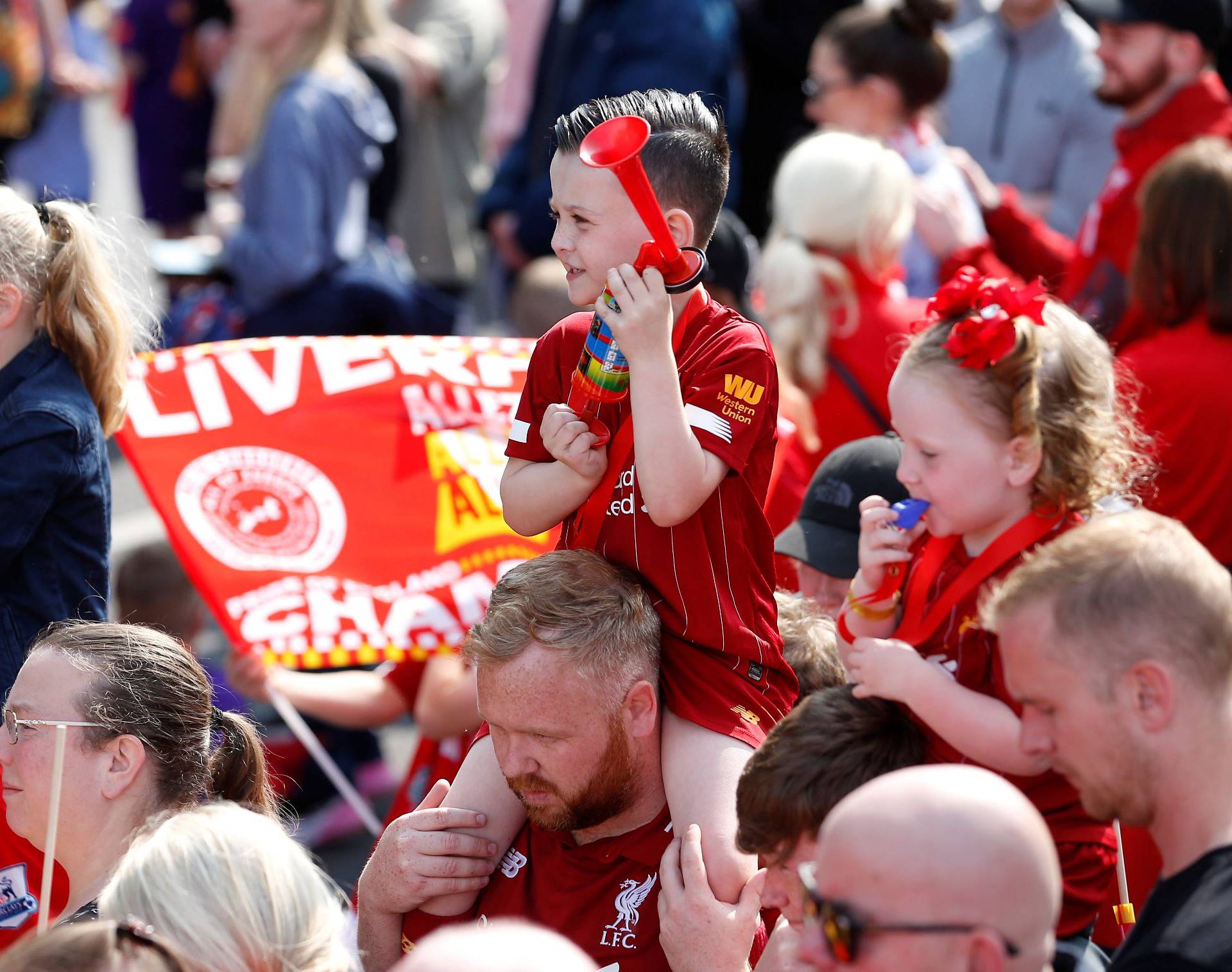 Šampion Liverpool došao kući, spektakularna parada u gradu