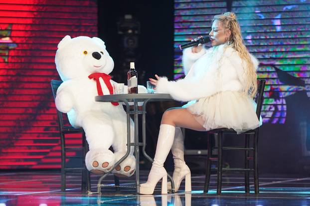 Beograd: Provokativan nastup u "Novogodišnjoj Elitoviziji" Ane Nikolić javnosti poznate i kao Mika Vasić 