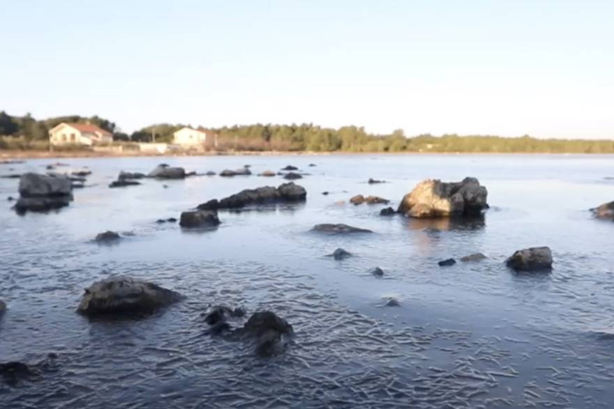 U Zablaću kod Šibenika zaledila se površina mora