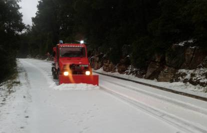 Na Mljetu pao snijeg, čiste ga vatrogasnim vozilom s ralicom