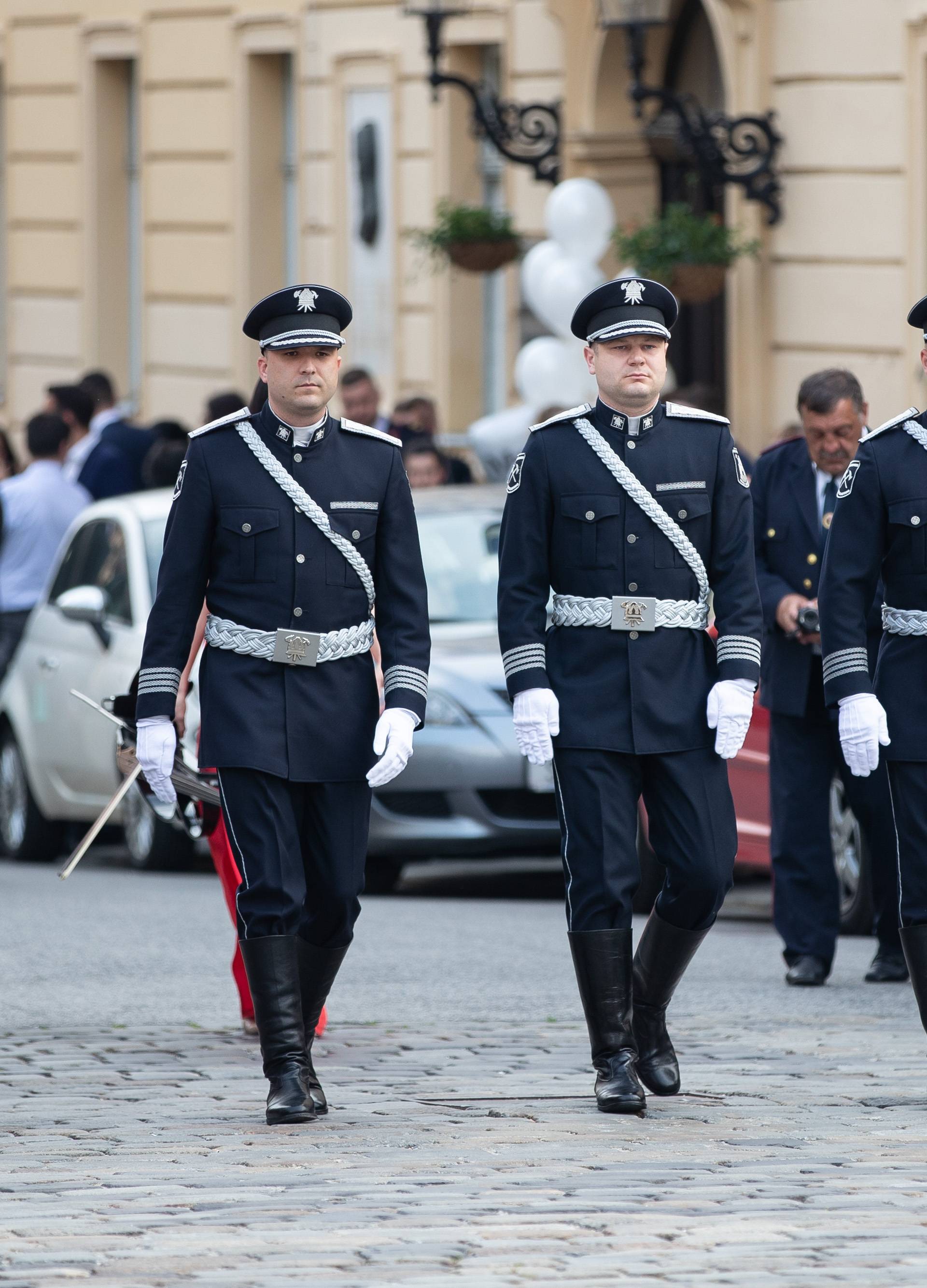 Oduševila je turiste: Vatrogasci stupali uz zgodnu Anu Rucner