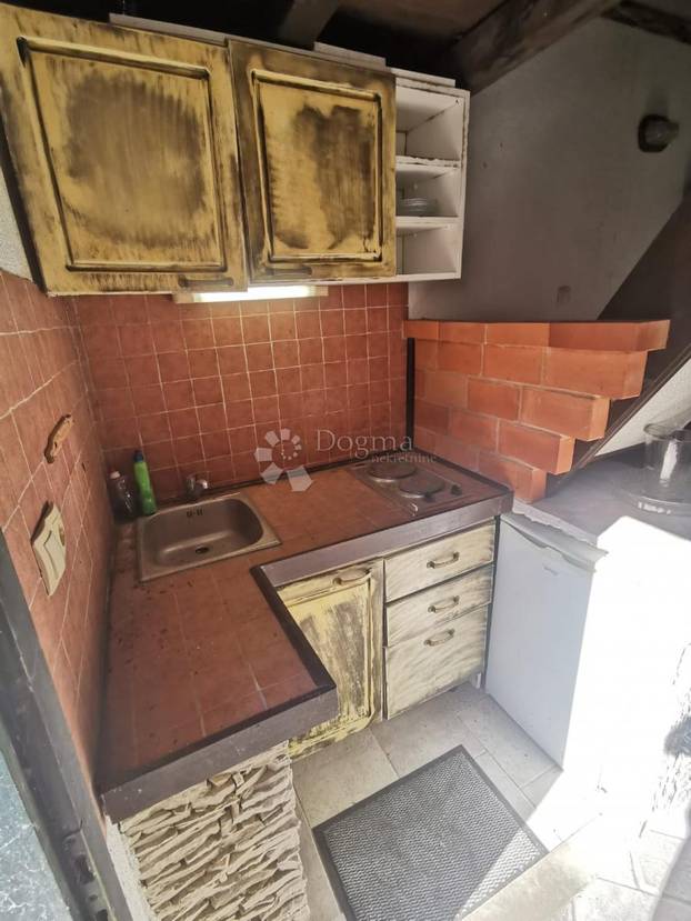 FOTO Pogledajte kućicu od 16m2 koju prodaju u Dalmaciji, ima i mini kuhinju. Cijena iznenadila!