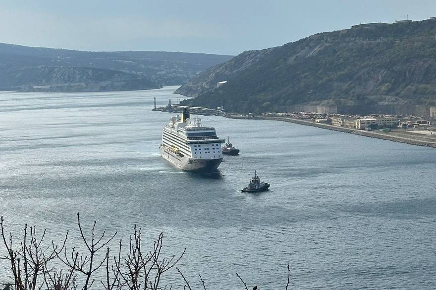 Kruzer uplovio u bakarski zaljev