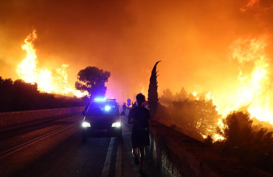 Požar kod Omiša: Evakuiran velik broj turista i mještana, pred vatrogascima je besana noć