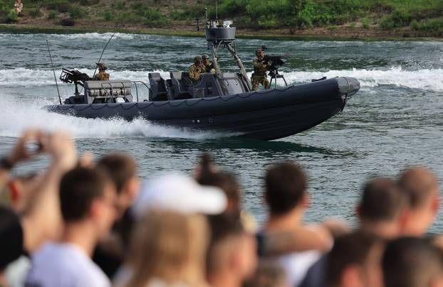 Zagreb: Dan državnosti obilježen pokaznim vježbama Hrvatske vojske i policije te prigodnim letačkim programom