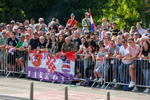Zagreb: Građani s raznih lokacija prate vojni mimohod