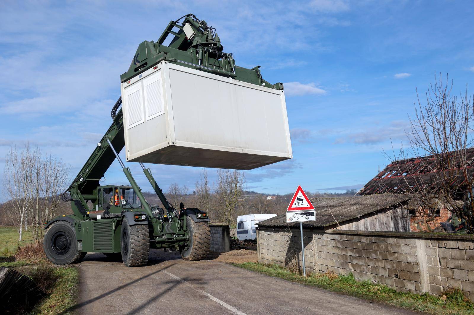 Prekopa: Vojska postavlja kontejnere za privremeni smještaj nastradalih u potresu