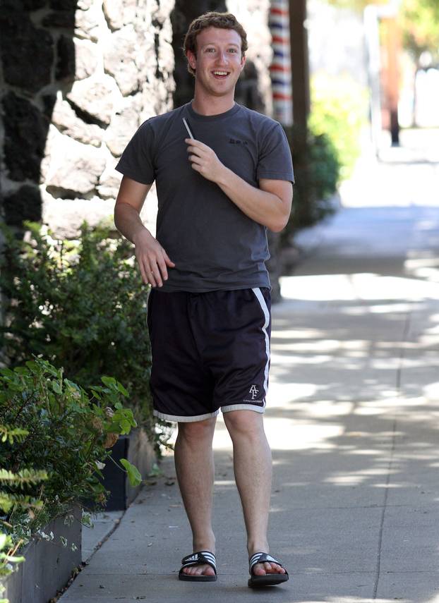 Mark Zuckerberg Hangs With Girlfriend Priscilla Chan!