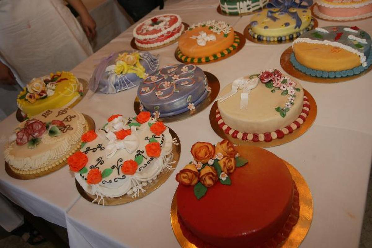 Seksi muškarac izlazi iz torte