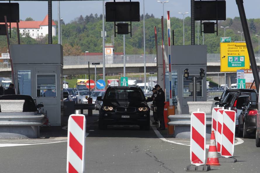 Kaos na Bregani: Ljudi izlaze iz buseva i granicu prelaze pješke