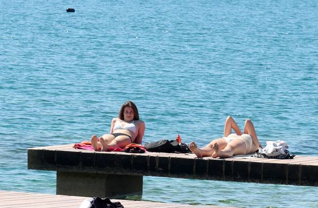 Brodarica: Sun?an dan za ugodna druženja i sun?anja na Rezalištu