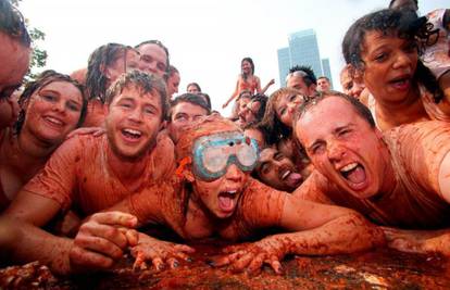 Tomatina: Čuvali su prezrele rajčice pa se uvaljali u njih