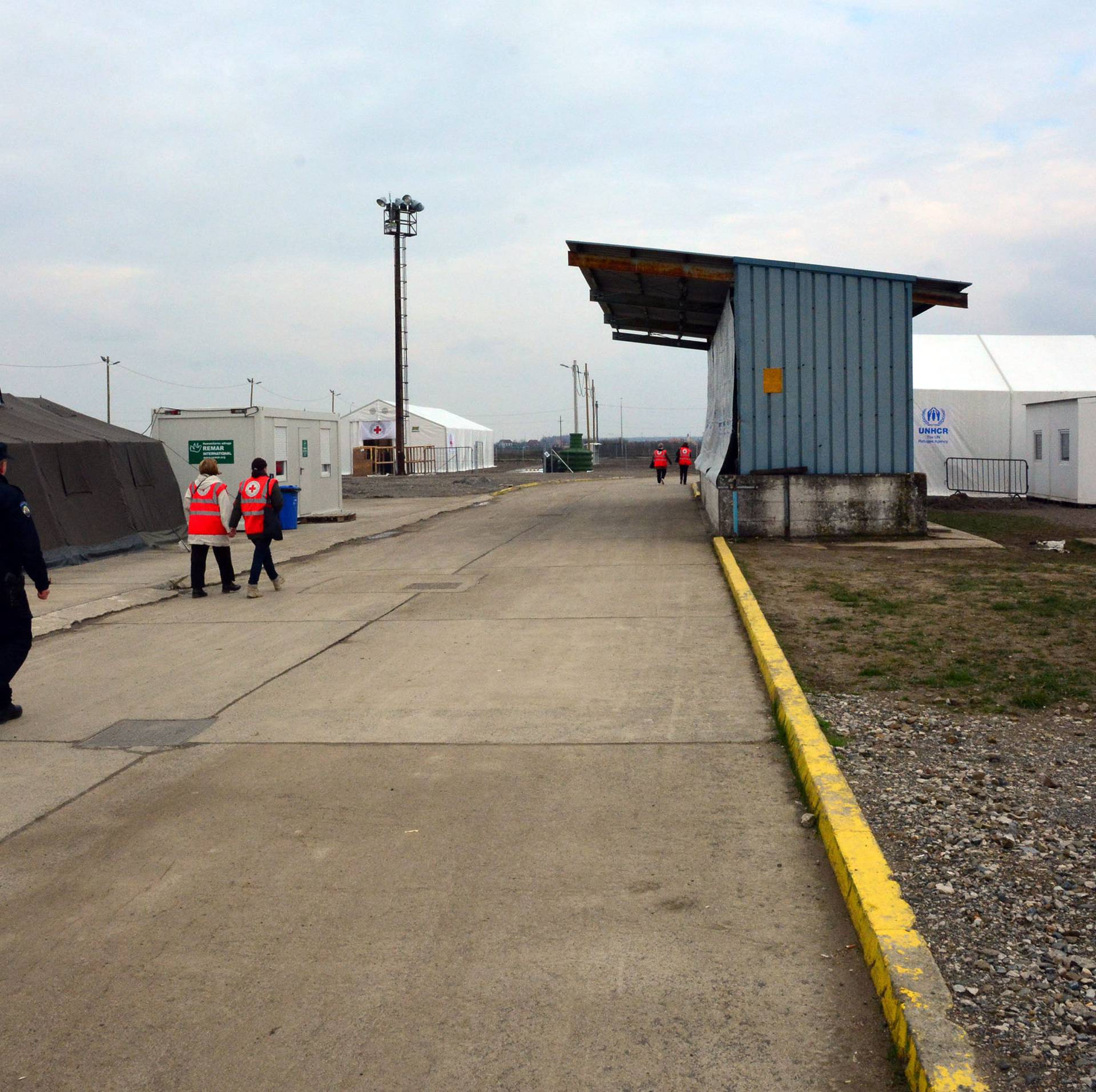 U Sl. Brodu je 320 izbjeglica koje nemaju uvjete za prolaz