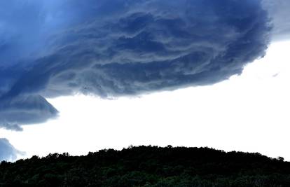 Veliko nevrijeme u središnjoj Istri: 'Ljudi, evo ga tornado'