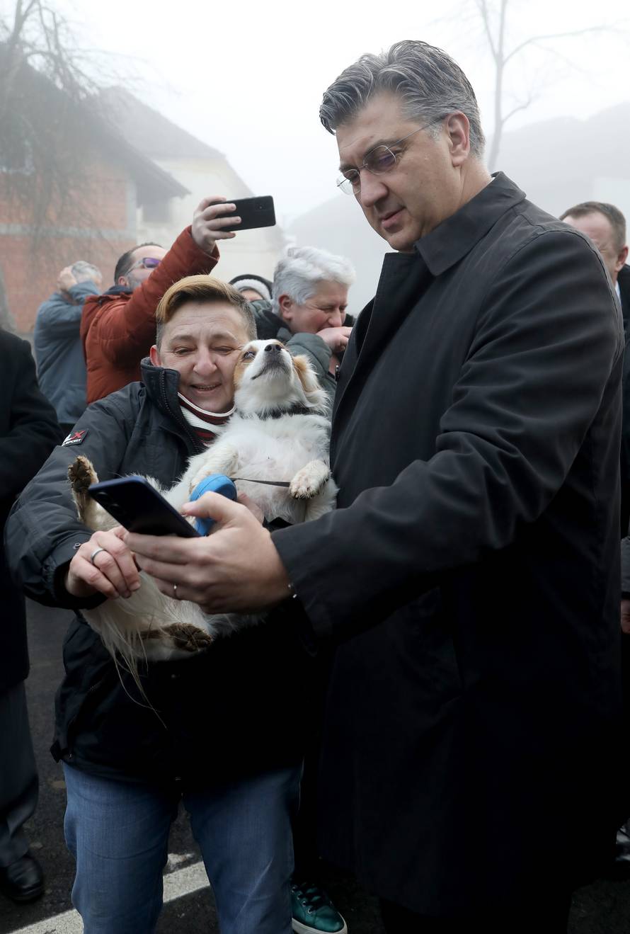 Andrej Plenković u obilasku Gline fotografirao se s psom i njegovom vlasnicom