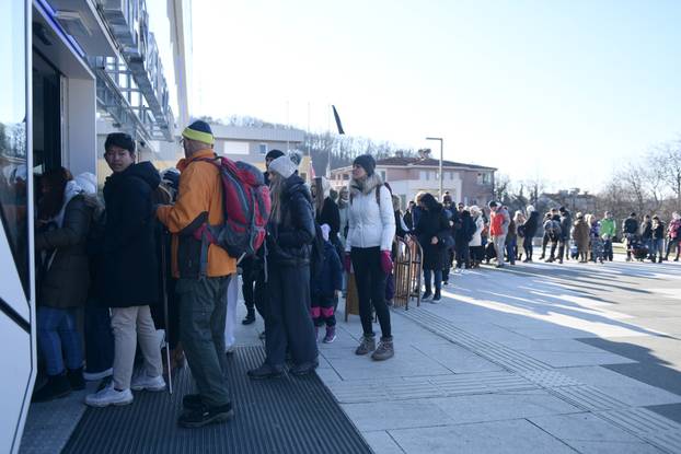 Zagrepčani pohrlili na Sljeme, veliki redovi za žičaru 