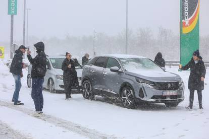 Putnici zbog snijega ostali zaglavljeni na odmorištu Janjče 