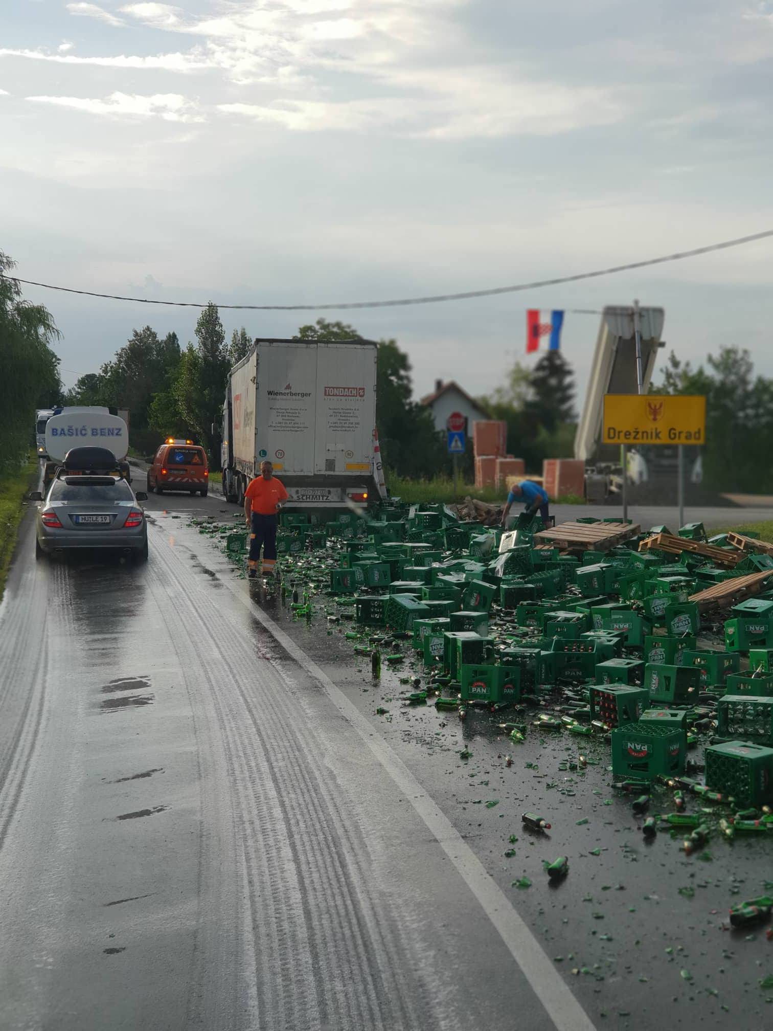 Rasule se gajbe iz kamiona na cestu: Zbog pive teško se vozi