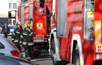Veliki požar na otvorenom kod Jadrtovca: 'Kuće nisu ugrožene, na terenu oko 30 vatrogasaca'