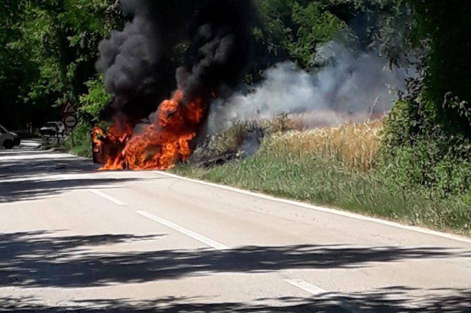 Zapalio se automobil na cesti: Vatra progurala i polje ječma