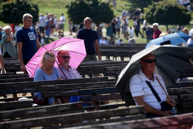 Visoke temperature nisu zaustavile vjernike da za blagdan Velike Gospe dođu u Mariju Bistricu