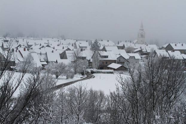 Delnice: Snijeg pada u Gorskom kotaru