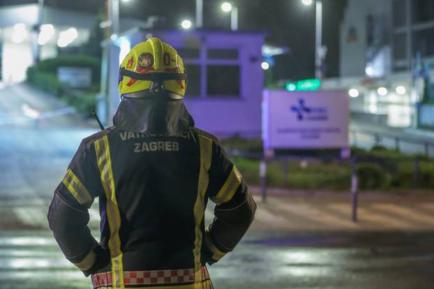 Zagreb: Dio fasade hitnog prijema KBC Zagreb odvojio se uslijed jakog vjetra