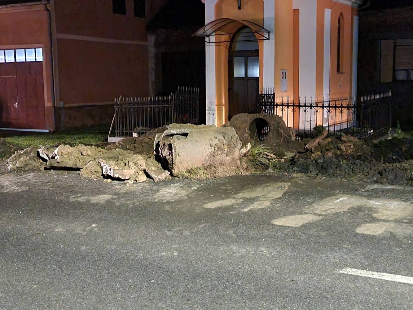 Jako nevrijeme poplavilo kuće, dvorišta i ceste diljem Hrvatske: 'U Požegi je palo 63 l/m2 kiše'