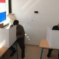 Kaos. Kod Sinja porazbijao kutije. HDZ-ovcima razbili brave u stranačkoj prostoriji