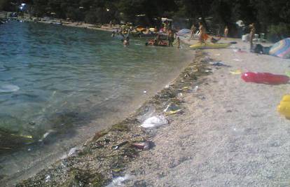 Smeće i radovi na plaži kao dobrodošlica turistima
