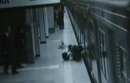 Vlak podzemne željeznice vukao majku i dijete