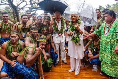 FOTO Charles i Camilla stigli su na Samou, obukli se u bijelo i okitili zanimljivim ogrlicama...