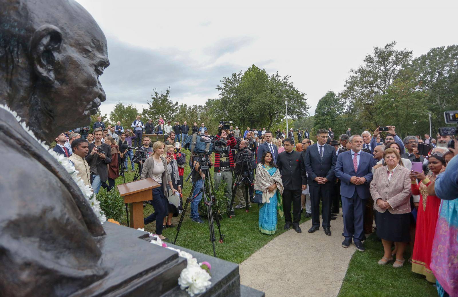 Zagreb: SveÄano otkrivanja biste Mahatme Gandhija u povodu 150. obljetnice roÄenja