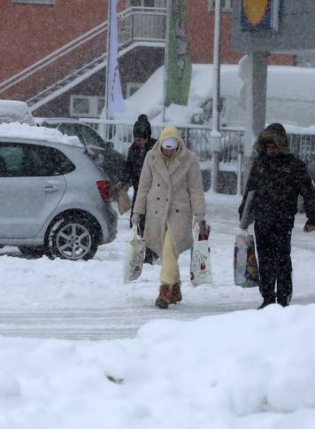 Delnice: Snijeg i jak vjetar otežavaju promet