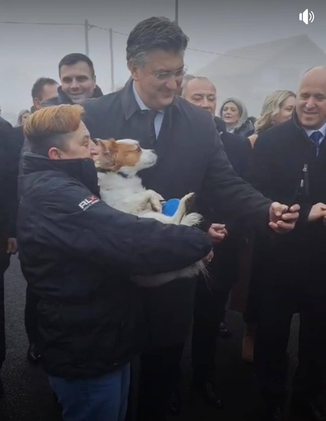 Hit u Glini: Plenković napravio selfie s kujicom Flekicom