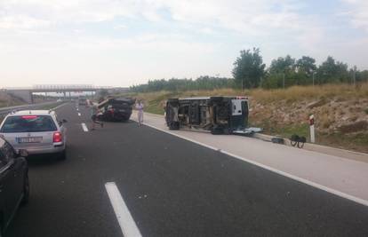 Kod Benkovca se prevrnuo kombi s autom na prikolici