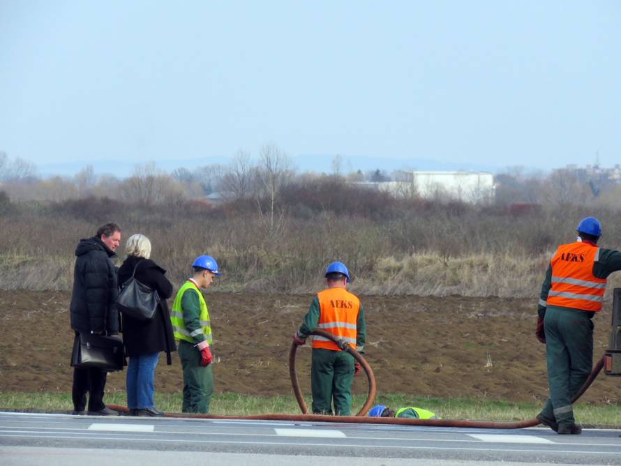 Pukla cijev u Sl. Brodu: Iscurilo oko 150 litara naftnih derivata