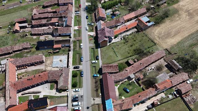 Pogled iz zraka na štetu na krovovima u Bošnjacima 