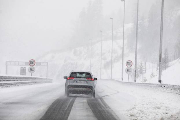 Delnice: Snijeg otežava promet kroz Gorski kotar