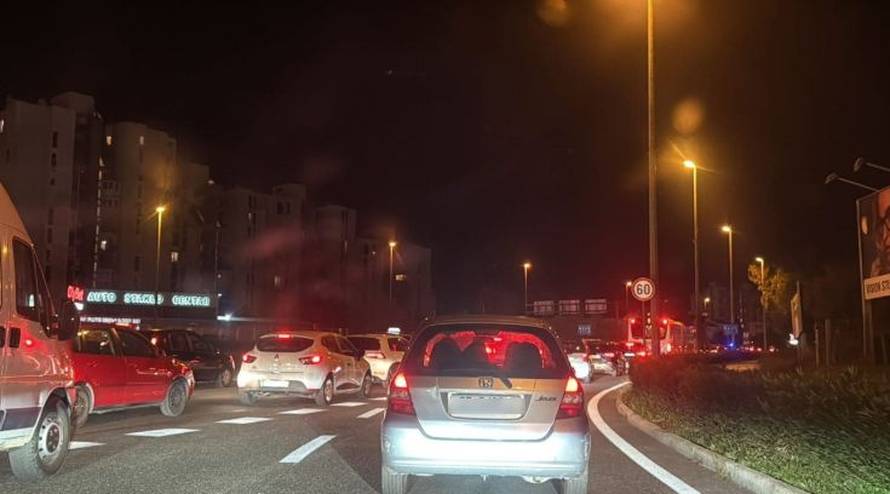 FOTO Policajci s dugim cijevima blokirali dijelove Splita. Nastao prometni kaos. Lovili pljačkaša?