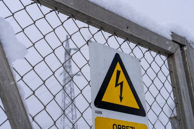 Otočac: Zbog mokrog snijega koji pada dio Like ostao bez struje