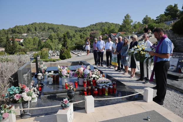 Vela Luka: Polaganje vijenaca na grob Olivera Dragojevića