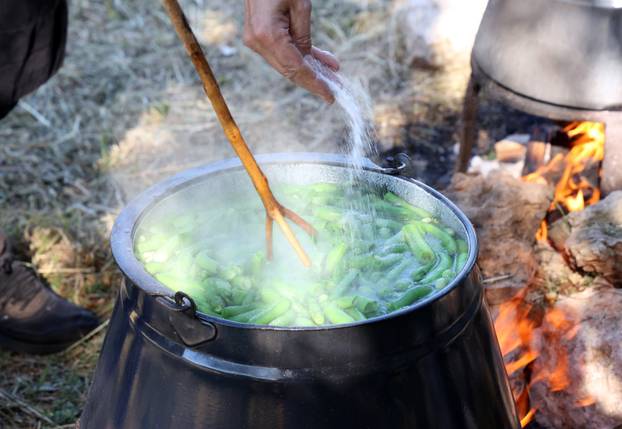 Vodice:Tradicionalni prvosvibanjski piknik u Rakitnici,spremanje divljeg zelja i pulente.