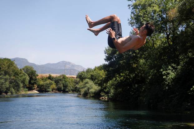 Residents and tourists battle heatwave in Podgorica