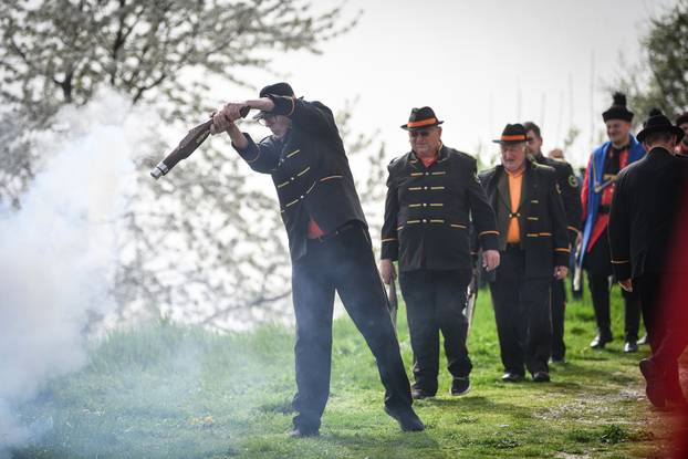 Stoljećima stara tradicija pucanja iz kubura na Uskrsni ponedjeljak u Velikom Taboru