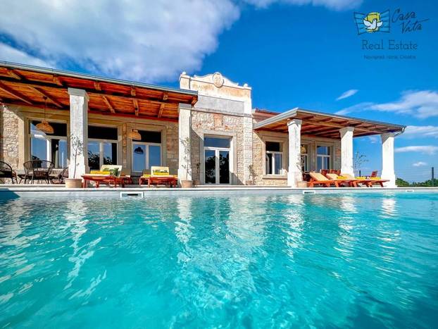 FOTO Počeli graditi grčki hram pa se predomislili? Neobična vila kod Poreča osvaja izgledom