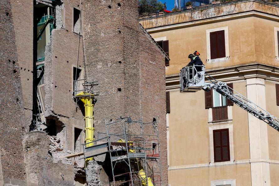 Part of Torre dei Conti tower collapses in Rome